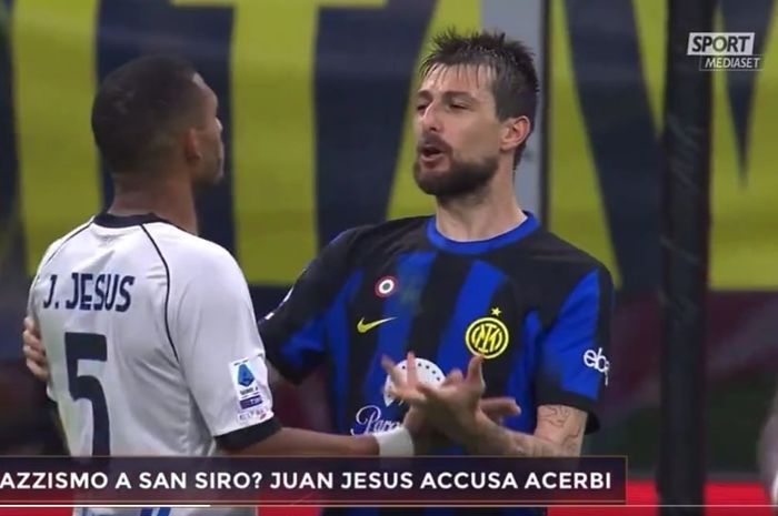 Inter Milan terancam ditinggal Francesco Acerbi (kanan) selama 10 partai akibat diduga menghina bek Napoli, Juan Jesus, dengan sebutan bernada rasialis di partai Liga Italia (17/3/2024).