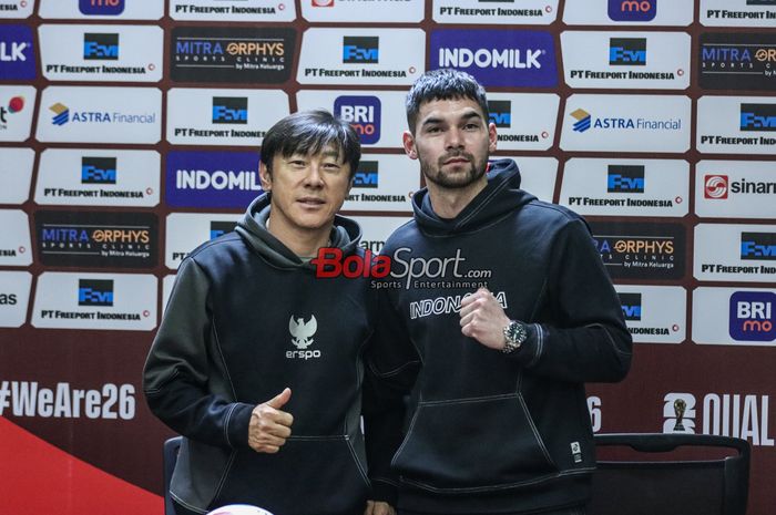 Pelatih timnas Indonesia, Shin Tae-yong (kanan) dan ditemani pemainnya bernama Sandy Walsh (kiri) sedang berfoto bersama di Media Center Stadion Utama Gelora Bung Karno, Senayan, Jakarta, Rabu (20/3/2024) siang.