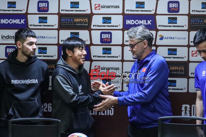 Pelatih Vietnam Philippe Troussier berjabat tangan dengan Pelatih Timnas Indonesia Shin Tae-yong dalam sesi jumpa pers di Media Center Stadion Utama Gelora Bung Karno, Senayan, Jakarta, Rabu (20/3/2024) siang.