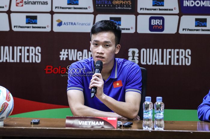 Pemain timnas Vietnam, Nguyen Hoang Duc, sedang memberikan keterangan kepada awak media di Media Center Stadion Utama Gelora Bung Karno, Senayan, Jakarta, Rabu (20/3/2024) siang.