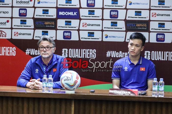Pelatih timnas Vietnam, Philippe Troussier (kiri) dan pemainnya bernama Nguyen Hoang Duc (kanan) sedang memberikan keterangan kepada awak media di Media Center Stadion Utama Gelora Bung Karno, Senayan, Jakarta, Rabu (20/3/2024) siang.