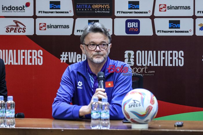 Mentan pelatih Timnas Vietnam, Philippe Troussier, saat memberikan keterangan kepada awak media di Media Center Stadion Utama Gelora Bung Karno, Senayan, Jakarta, Rabu (20/3/2024) siang.