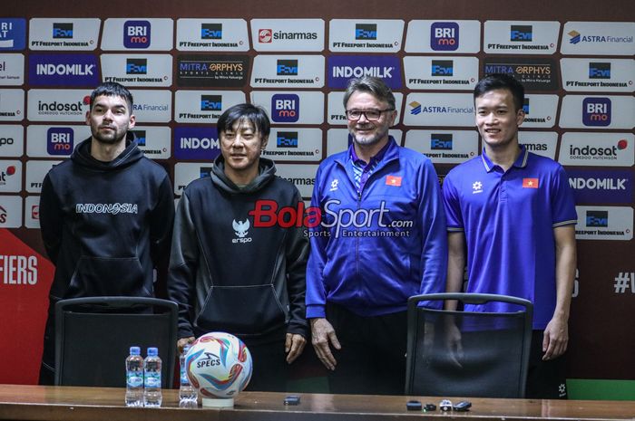 (Dari kiri ke kanan) Sandy Walsh (pemain timnas Indonesia, Shin Tae-yong (pelatih timnas Indonesi), Philippe Troussier (pelatih timnas Vietnam), dan Nguyen Hoang Duc (pemain timnas Vietnam) sedang berfoto bersama di Media Center Stadion Utama Gelora Bung Karno, Senayan, Jakarta, Rabu (20/3/2024) sia