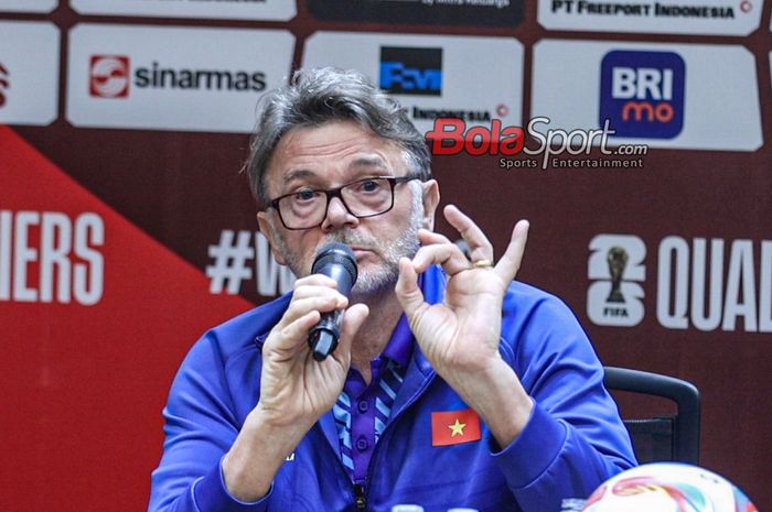 Pelatih timnas Vietnam, Philippe Troussier, sedang memberikan keterangan kepada awak media di Media Center Stadion Utama Gelora Bung Karno, Senayan, Jakarta, Rabu (20/3/2024) siang.