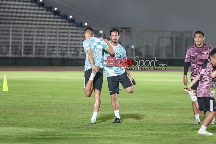 Thom Haye (kanan) sedang melakukan pemanasan dalam sesi latihan timnas Indonesia di Stadion Madya, Senayan, Jakarta, Rabu (20/3/2024) malam.