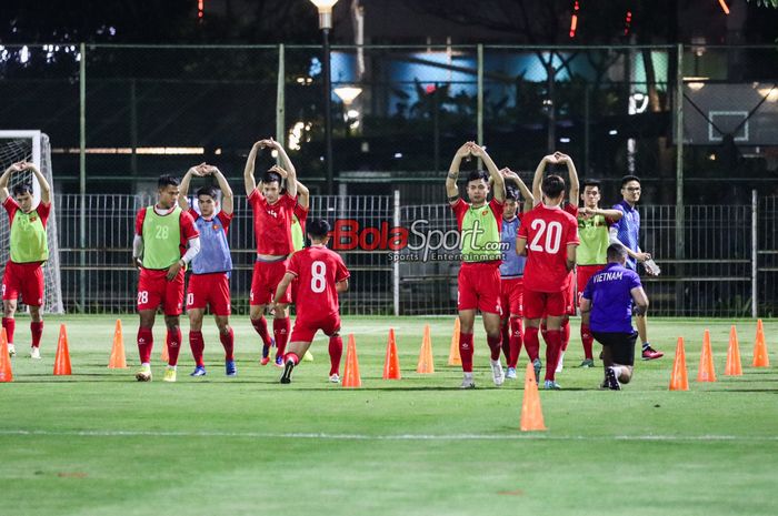 Para pemain timnas Vietnam di Lapangan A, Senayan, Jakarta, Rabu (20/3/2024) malam.