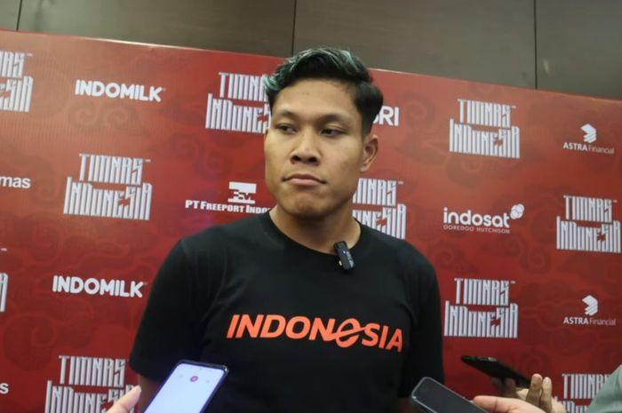 Bek timnas Indonesia, Wahyu Prasetyo, saat memberikan keterangan kepada media.