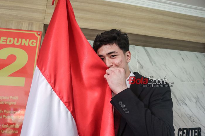 Cyrus Margono tampak sedang mencium bendera Merah Putih di Kantor Kanwil Kemenkumham DKI Jakarta, Cawang, Jakarta, Kamis (21/3/2024).