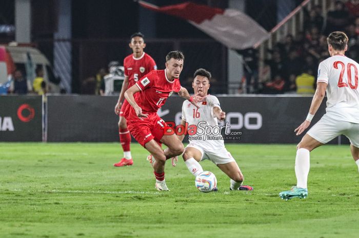 Ivar Jenner (kiri) sedang berduel dengan Nguyen Thai Son dalam laga Grup F Kualifikasi Piala Dunia 2026 Zona Asia antara Timnas Indonesia versus Vietnam di Stadion Utama Gelora Bung Karno, Senayan, Jakarta, Kamis (21/3/2024).