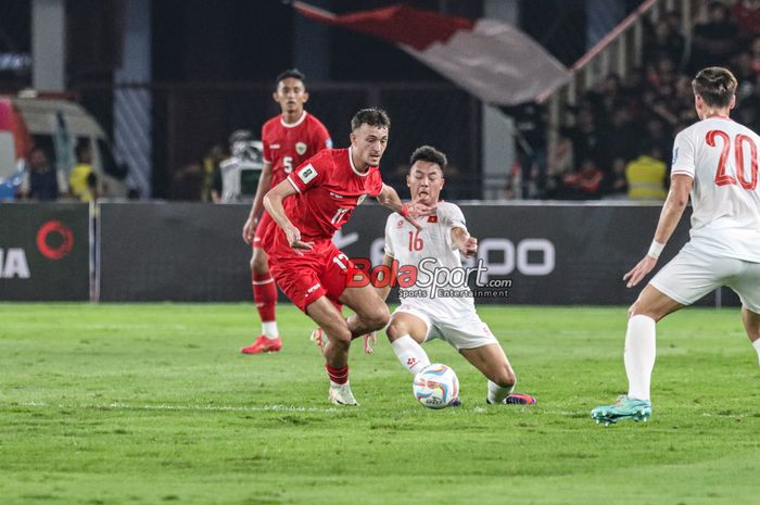 Ivar Jenner (kiri) sedang berduel merebut bola dengan Nguyen Thai Son (kanan) dalam laga grup F babak Kualifikasi Piala Dunia 2026 antara timnas Indonesia versus timnas Vietnam di Stadion Utama Gelora Bung Karno, Senayan, Jakarta, Kamis (21/3/2024).