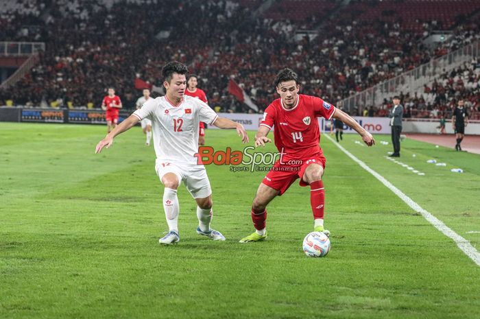 Pemain naturalisasi Timnas Indonesia Nathan Tjoe-A-On (kanan) dibayangi Phan Tuan Tai dari Vietnam dalam laga Grup F Kualifikasi Piala Dunia 2026 di Stadion Utama Gelora Bung Karno, Senayan, Jakarta, Kamis (21/3/2024). 