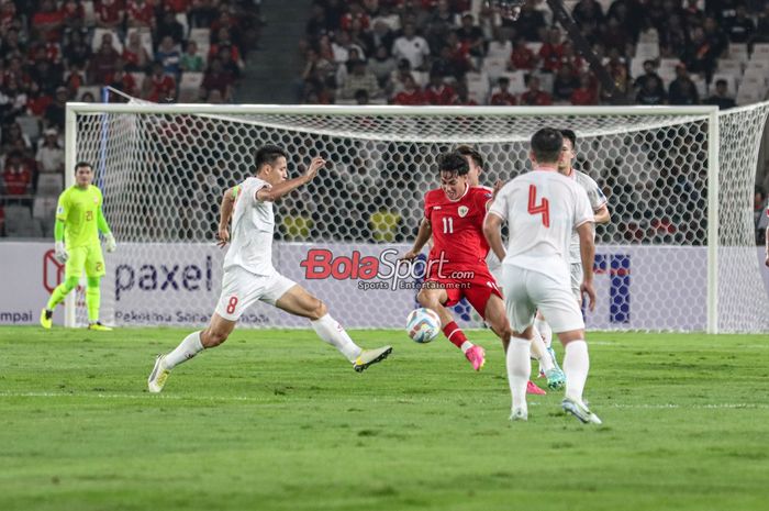 Rafael Struick (kanan) sedang menguasai bola dalam laga grup F babak Kualifikasi Piala Dunia 2026 antara timnas Indonesia versus timnas Vietnam di Stadion Utama Gelora Bung Karno, Senayan, Jakarta, Kamis (21/3/2024).