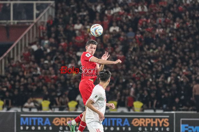 Justin Hubner (kiri) sedang menyundul bola saat bertanding dalam laga grup F babak Kualifikasi Piala Dunia 2026 antara timnas Indonesia versus timnas Vietnam di Stadion Utama Gelora Bung Karno, Senayan, Jakarta, Kamis (21/3/2024).