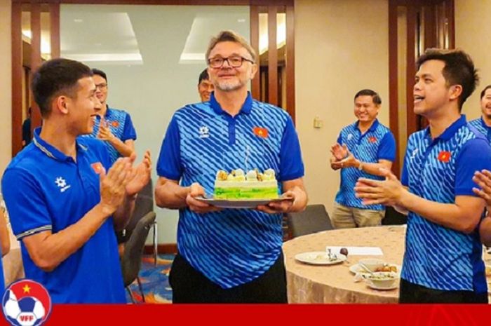 Pelatih Timnas Vietnam, Philippe Troussier mendapat kejutan kue ulang tahun dari para pemainnya di hari ulang tahun yang ke-69 pada Kamis (21/3/2024).