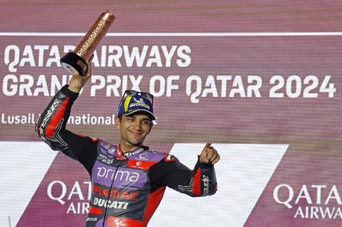 Pembalap Prima Pramac, Jorge Martin, berpose di podium ketiga MotoGP Qatar 2024 di Sirkuit Lusail, 10 Maret 2024.