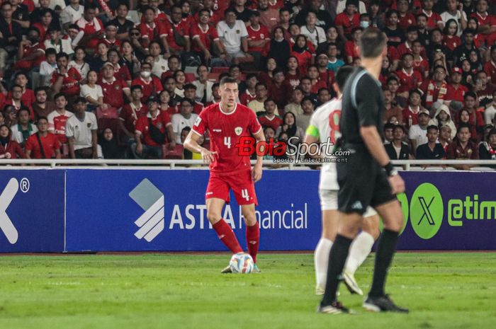 Jay Idzes sedang lemparan kedalam saat laga grup F babak Kualifikasi Piala Dunia 2026 antara timnas Indonesia versus timnas Vietnam di Stadion Utama Gelora Bung Karno, Senayan, Jakarta, Kamis (21/3/2024).