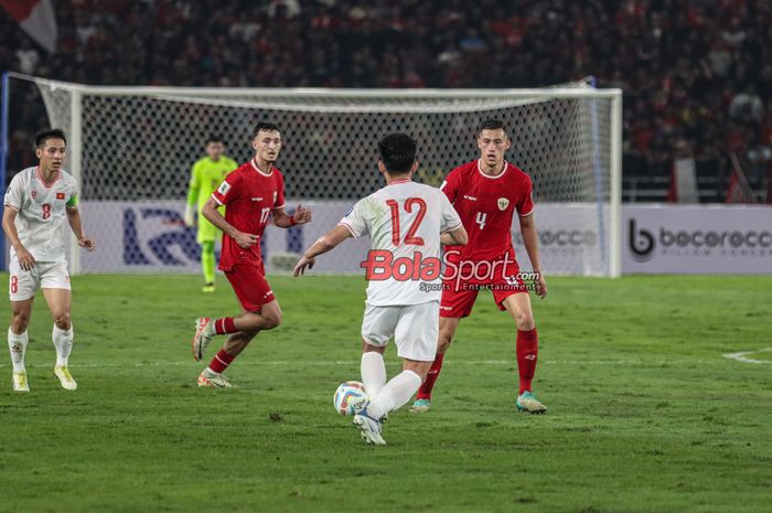 Jay Idzes (kanan) dan Ivar Jenner (kiri) saat bertanding dalam laga grup F babak Kualifikasi Piala Dunia 2026 antara timnas Indonesia versus timnas Vietnam di Stadion Utama Gelora Bung Karno, Senayan, Jakarta, Kamis (21/3/2024).