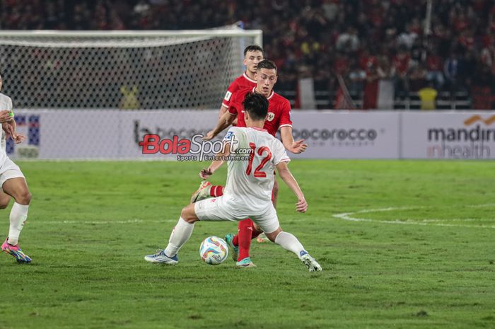Jay Idzes sedang menguasai bola saat laga grup F babak Kualifikasi Piala Dunia 2026 antara timnas Indonesia versus timnas Vietnam di Stadion Utama Gelora Bung Karno, Senayan, Jakarta, Kamis (21/3/2024).