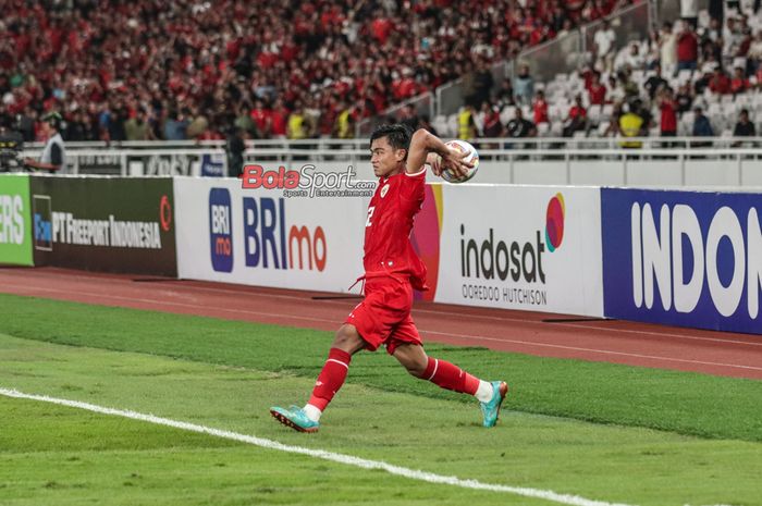 Pratama Arhan sedang lemparan kedalam saat laga grup F babak Kualifikasi Piala Dunia 2026 antara timnas Indonesia versus timnas Vietnam di Stadion Utama Gelora Bung Karno, Senayan, Jakarta, Kamis (21/3/2024).