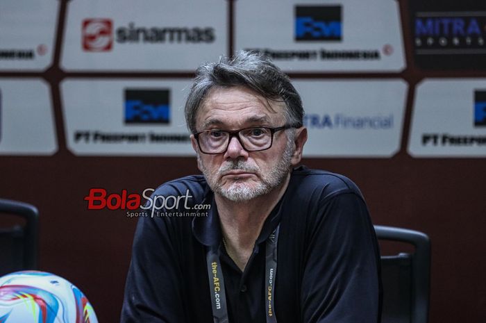 Mantan pelatih timnas Vietnam, Philippe Troussier, saat hadir dalam sesi jumpa pers di Stadion Utama Gelora Bung Karno, Senayan, Jakarta, Kamis (21/3/2024).