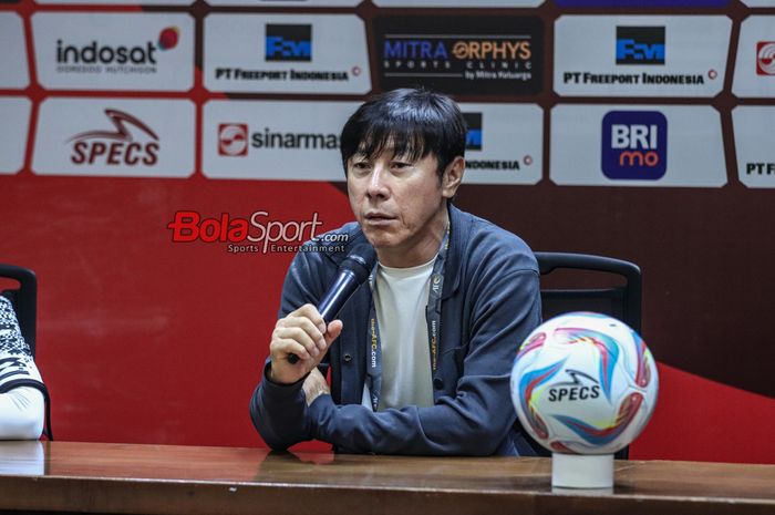 Pelatih timnas Indonesia, Shin Tae-yong, saat hadir dalam sesi jumpa pers di Stadion Utama Gelora Bung Karno, Senayan, Jakarta, Kamis (21/3/2024).
