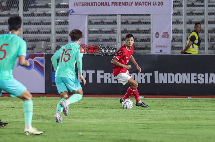Dony Tri Pamungkas (kanan) sedang menguasai bola dalam laga uji coba timnas U-20 Indonesia versus timnas U-20 China di Stadion Madya, Senayan, Jakarta, Jumat (22/3/2024) malam.