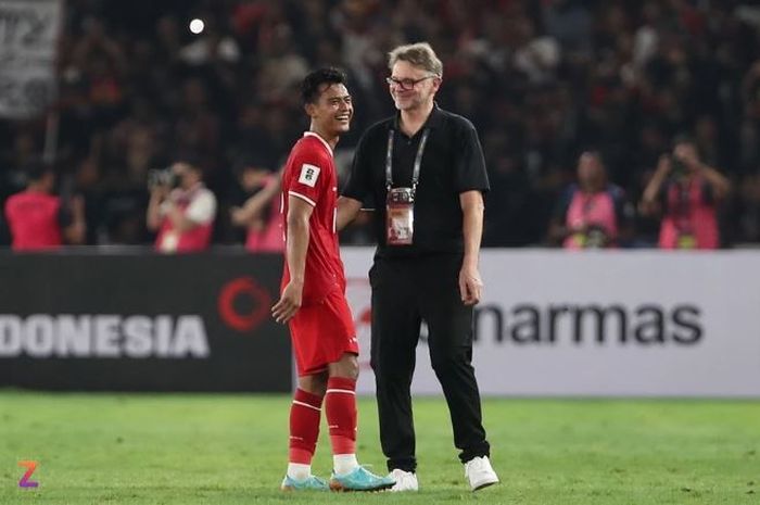 Pelatih Timnas Vietnam Philippe Troussier berbincang dengan bek Timnas Indonesia Pratama Arhan usai pertandingan.