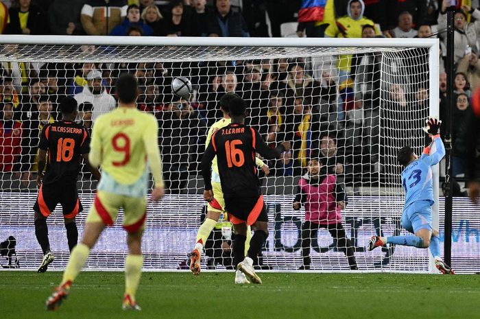 Kiper tim nasional Spanyol, Alejandro Remiro, gagal menangkis bola tendangan Daniel Munoz pada laga persahabatan melawan timnas Kolombia di Stadion London, Jumat (22/3/2024).