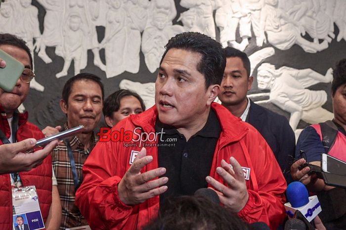 Ketua Umum PSSI, Erick Thohir, sedang memberikan keterangan kepada awak media di Stadion Madya, Senayan, Jakarta, Jumat (22/3/2024) malam.