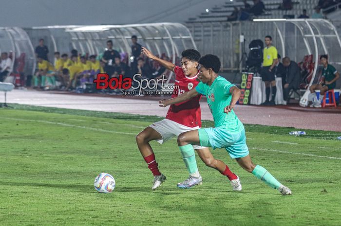 Welber Jardim (kiri) sedang berusaha melewati lawannya saat bertanding dalam laga uji coba timnas U-20 Indonesia versus timnas U-20 China di Stadion Madya, Senayan, Jakarta, Jumat (22/3/2024) malam.