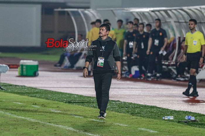 Pelatih timnas U-20 Indonesia, Indra Sjafri, sedang memantau para pemainnya bertanding di Stadion Madya, Senayan, Jakarta, Jumat (22/3/2024) malam.