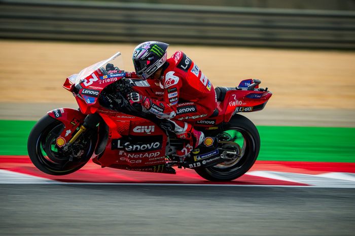 Pembalap Ducati Lenovo, Enea Bastianini saat tampil pada sesi Practice MotoGP Portugal 2024 di Sirkuit Algarve, Portimao, Portugal, Jumat (22/3/2024).