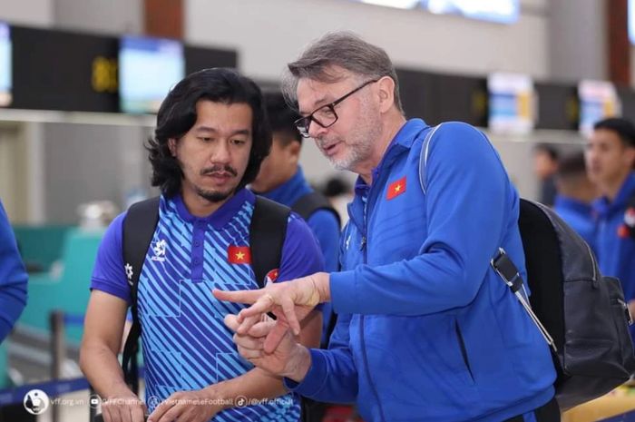 Pelatih Timnas Vietnam Philippe Troussier (kanan) bersama timnya telah tiba di Hanoi pasca laga kontra Timnas Indonesia di Jakarta.