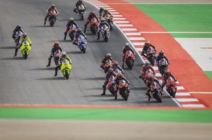 Para pembalap MotoGP menjalani sprint race MotoGP 2024 di Sirkuit Algarve, Portugal, Sabtu (23/3/2024).