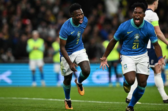 Penyerang timnas Brasil, Endrick Felipe (kanan) dan Vinicius Junior, merayakan gol ke gawang timnas Inggris dalam laga uji coba di Wembley (23/3/2024).