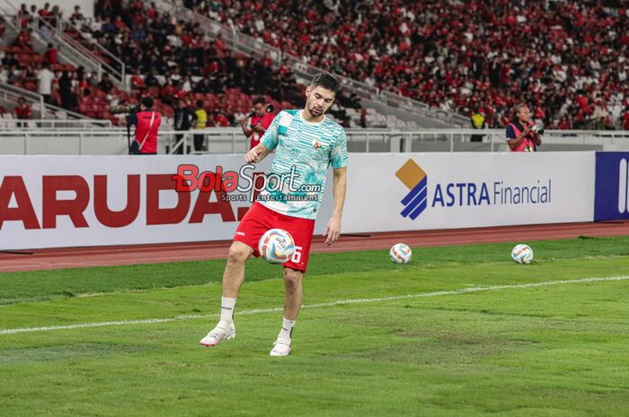 Pemain timnas Indonesia, Sandy Walsh, sedang menguasai bola saat sesi pemanasan di Stadion Utama Gelora Bung Karno, Senayan, Jakarta, Kamis (21/3/2024).