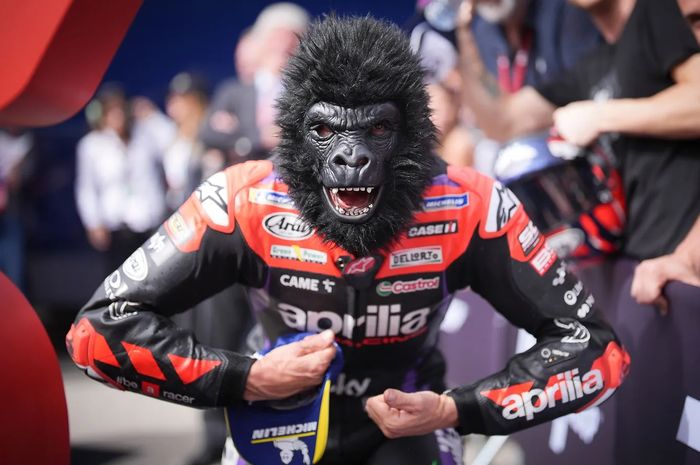 Setelah kostum batman saat menjadi runner-up MotoGP Indonesia musim lalu, Maverick Vinales memakai topeng king kong untuk merayakan kemenangannya pada sprint MotoGP Portugal.