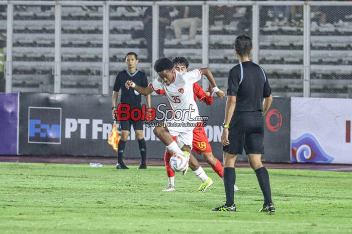 Chow Yun Damanik (depan) sedang berusaha melewati lawannya saat bertanding dalam laga uji coba timnas U-20 Indonesia versus timnas U-20 China di Stadion Madya, Senayan, Jakarta, Senin (25/3/2024) malam.