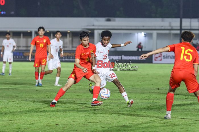 Chow Yun Damanik (kanan) sedang berduel merebut bola dengan Chen Zeshi (kiri) dalam laga uji coba timnas U-20 Indonesia versus timnas U-20 China di Stadion Madya, Senayan, Jakarta, Senin (25/3/2024) malam.