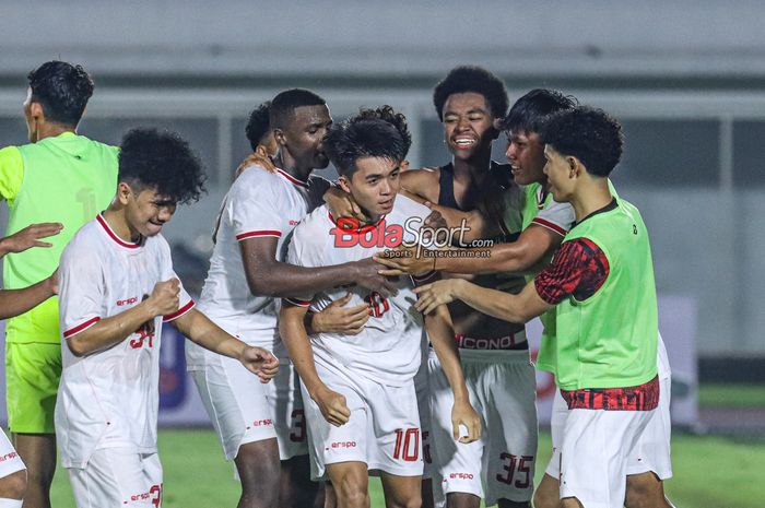 Ji Da-bin melakukan selebrasi bersama rekan-rekannya seusai mencetak gol dalam laga uji coba timnas U-20 Indonesia versus timnas U-20 China di Stadion Madya, Senayan, Jakarta, Senin (25/3/2024) malam.