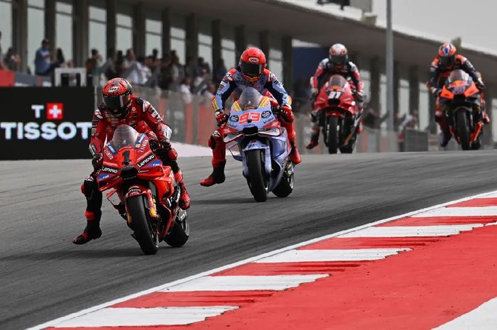 Francesco Bagnaia (Ducati Lenovo) dan Marc Marquez (Gresini Racing) pada balapan MotoGP Portugal 2024  di Sirkuit Algarve, Portimao, Minggu (24/3/2024)