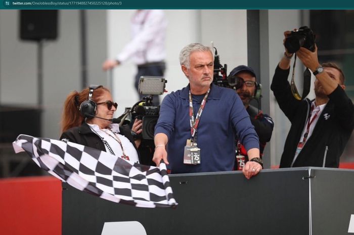 Eks pelatih Chelsea dan AS Roma, Jose Mourinho, tampak memegang bendera hitam putih saat momen finish para pembalag di Moto GP edisi Portugal.