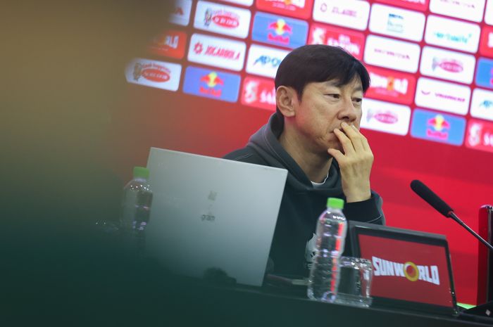 Pelatih timnas Indonesia Shin Tae-yong dalam sesi jumpa pers di Vietnam