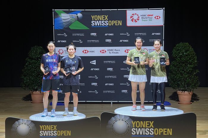 Pasangan ganda putri Indonesia, Lanny Tria Mayasari/Ribka Sugiarto, berpose di podium juara Swiss Open 2024 di St.Jakobshalle, Basel, Minggu (24/3/2024).