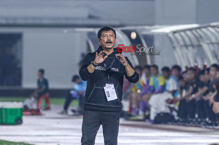Pelatih timnas U-20 Indonesia, Indra Sjafri, sedang memberikan intruksi kepada para pemainnya saat bertanding di Stadion Madya, Senayan, Jakarta, Senin (25/3/2024) malam.