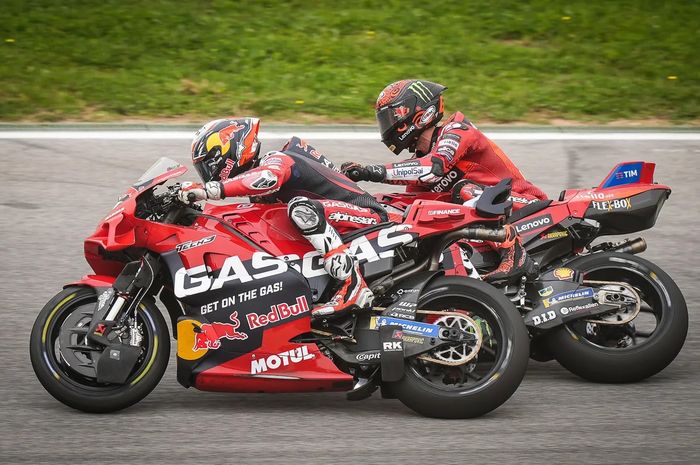 Pembalap Red Bull GasGas Tech3, Pedro Acosta sedang bersaing dengan Francesco Bagnaia (Ducati Lenovo) pada MotoGP Portugal 2024