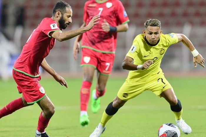 Winger Timnas Malaysia, Faisal Halim, mendapat pengawalan dari pemain Timnas Oman.