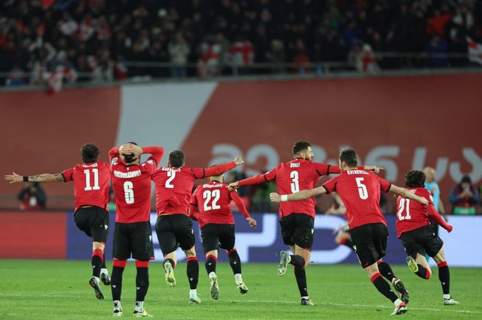 Timnas Georgia merayakan kemenangan atas Yunani pada play-off Euro 2024 di Tbilisi (26/3/2024). Georgia menjadi tim debutan tunggal di putaran final Piala Eropa tahun ini.