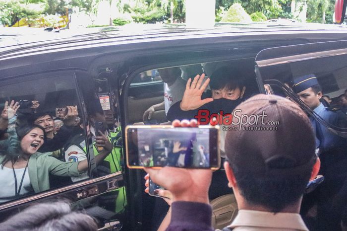 Pelatih timnas Indonesia, Shin Tae-yong, mendapatkan sambutan hangat dari masyarakat saat tiba di Bandara Soekarno Hatta, Tangerang, Banten, Rabu (27/3/2024).