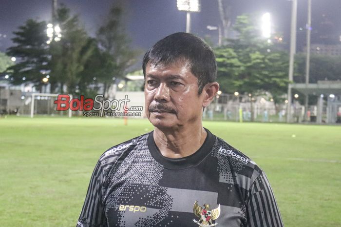 Direktur Teknik PSSI selaigus Pelatih timnas U-20 Indonesia, Indra Sjafri, sedang memberikan keterangan kepada awak media di Lapangan B, Senayan, Jakarta, Rabu (27/3/2024) malam. 